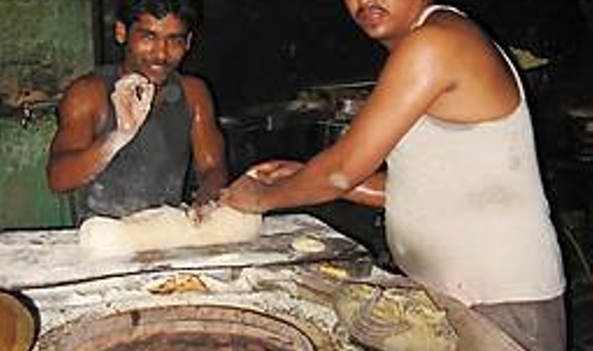 AHVATLEV, ENT HIRMUTAV: Tänavatoidukohtadest suurema tõenäosusega võib Indias kõhuhaiguse hankida niinimetatud restoranidest, mis pakuvad  kõike alates lasanjest kuni kartulisalatini ja mille köögid, kui sa neid juhtud nägema, on tihti sõna otseses mõttes mustad – nõgised ja räpased. KADRIANN KIBUS