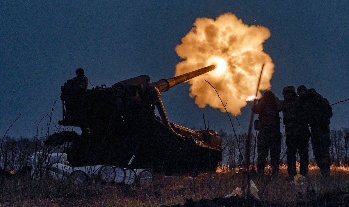 Ukraina sõdurid tulistavad suurtükist Pion Vene positsioone. Bahmut, 15. detsember.