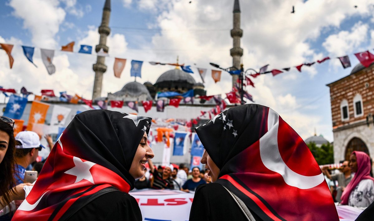 Türgi presidendi Recep Tayyip Erdoğani toetajad sel nädalal riigi suurimas linnas Istanbulis kampaaniaüritusel