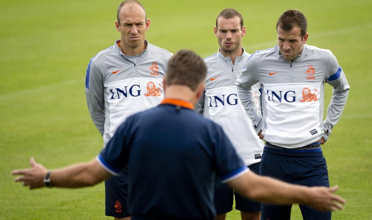 Louis van Gaal jagamas näpunäiteid Arjen Robbenile, Wesley Sneijderile ja Rafael van der Vaartile. Viimane neist küll enam Tallinnasse ei tule.