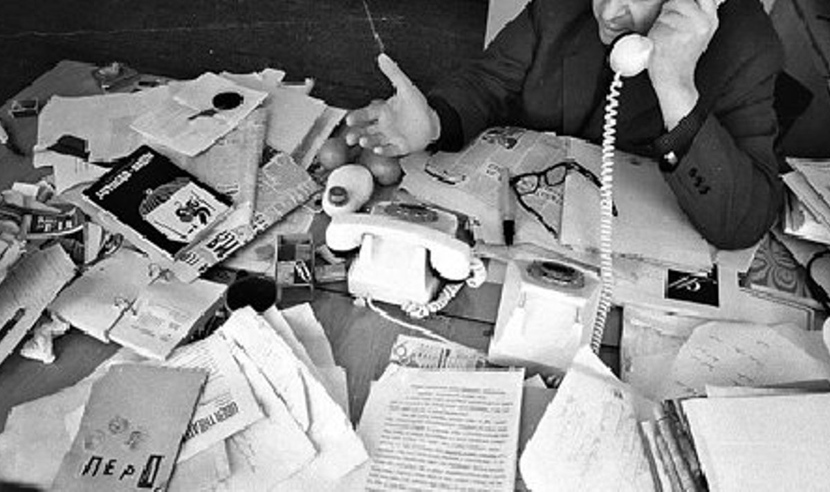 Kaarel Ird oma kabinetis Vanemuises aastal 1969