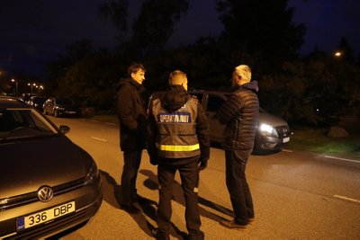 Indrek Neivelt (paremal) käis politseinike käest Rehe otsingute kohta uurimas.
