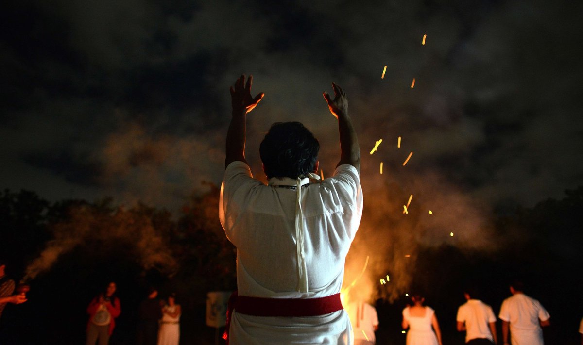Maiade preester viib 19. novembri õhtul Mehhikos Yucatánis läbi rituaali iidse Chickabani püha ajal, et austada sulelist madu Quetzalcoatlit ja tormijumalat Kukulcani.