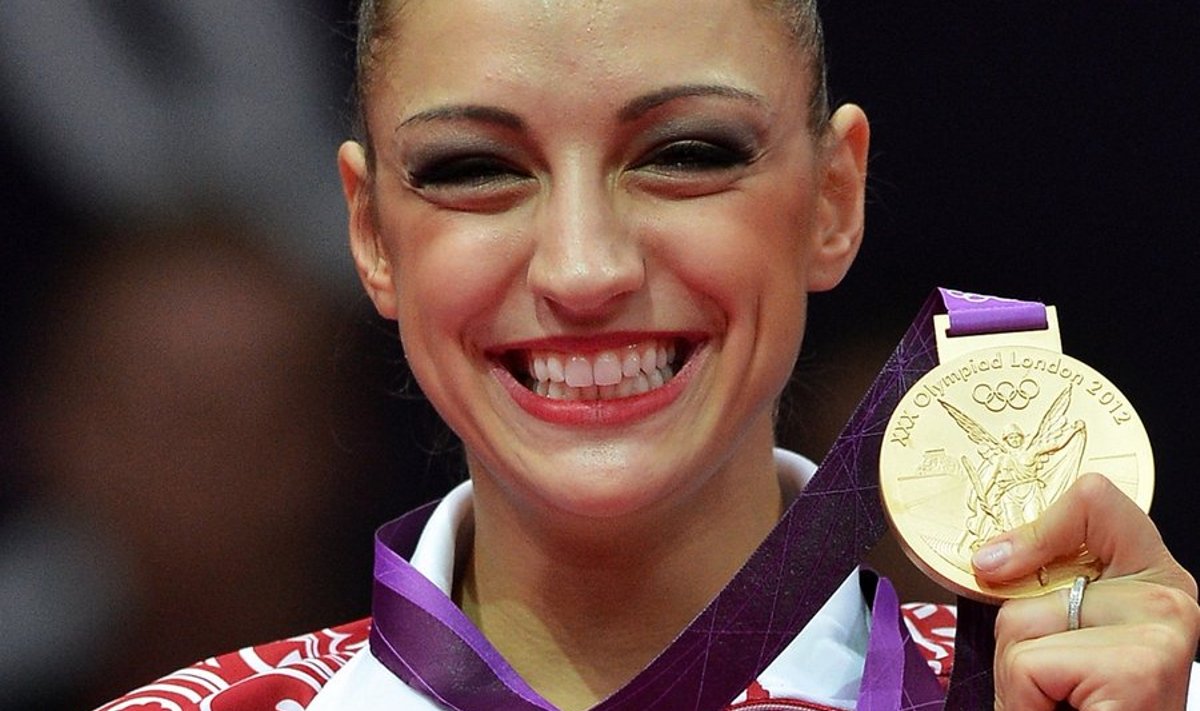 Jevgenija Kanajeva Londoni olümpiakullaga.