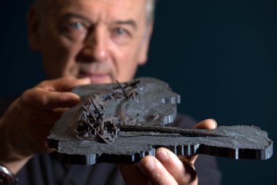 Leitud vraki 3D-prinditud mudelit hoiab Musta mere allveearheoloogia professor Jon Adams (Foto: PA Pictures / Scanpix)