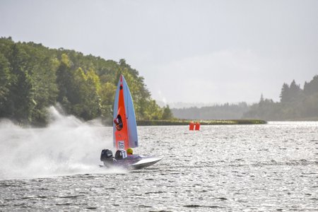 Viljandi järvel toimuval veemoto võistlusel läks paat ümber