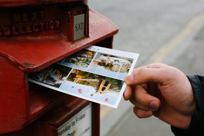 Lase mõned puhkusel tehtud fotod välja printida ja kasuta postkaardina hoopis neid.
