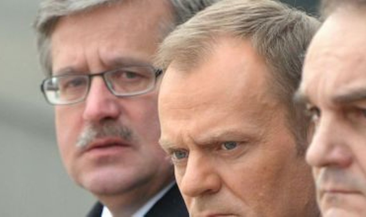Seimi marssal Bronisław Komorowski, peaminister Donald Tusk ja tema asetäitja Waldemar Pawlak