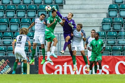 Sümmeetriline palli järgi hüppamine Levadia - Flora derbis.