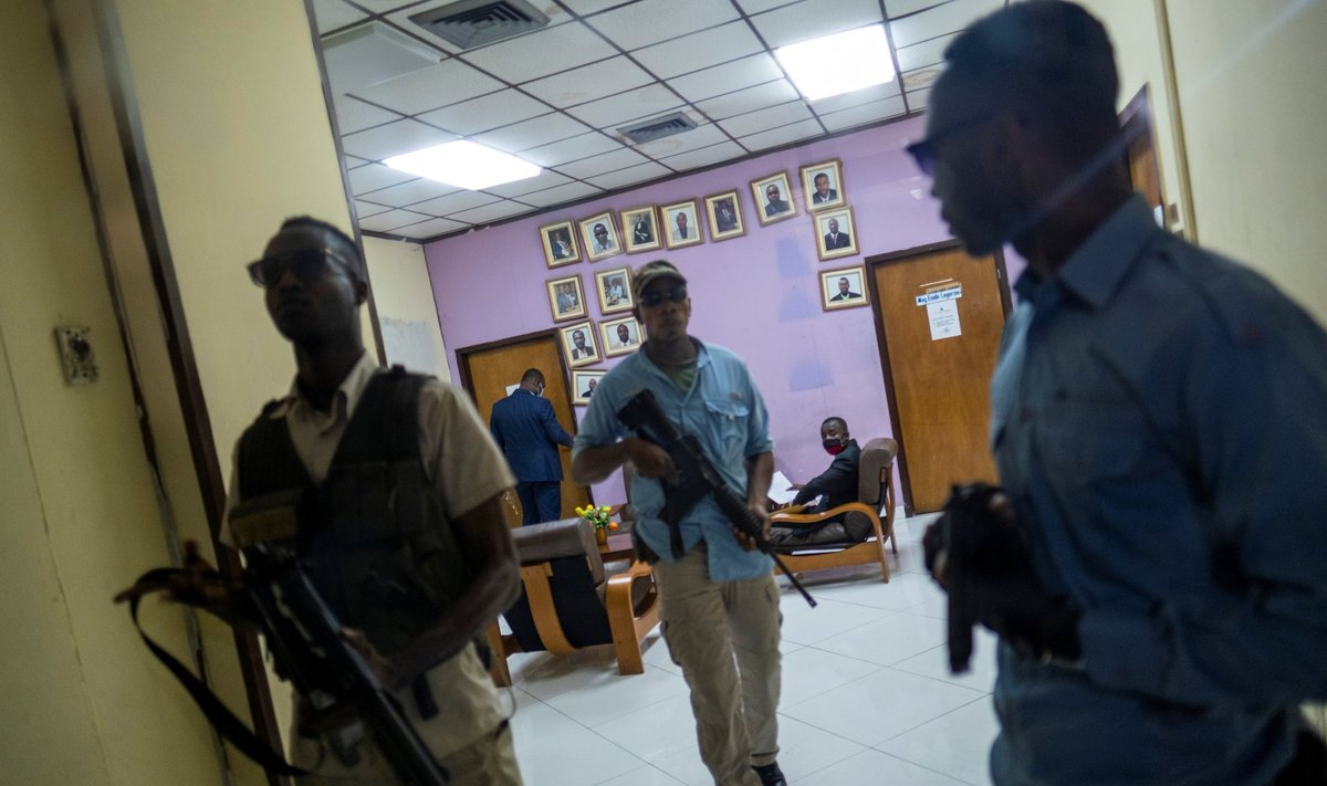 Haiti peaprokuröri Bed-Ford Claude’i ihukaitsjad valvasid teisipäeval tema kontori sissepääsu.