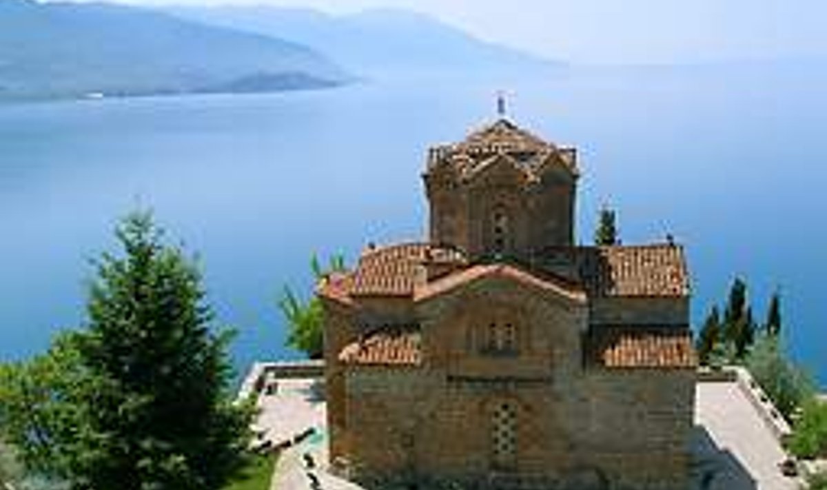 VAHEMERE VAADE JÄRVE ÄÄRES: XIII sajandist pärit Püha Jovan Teoloogi kirik Kaneos Ohridi järve taustal. PEEP PILLAK