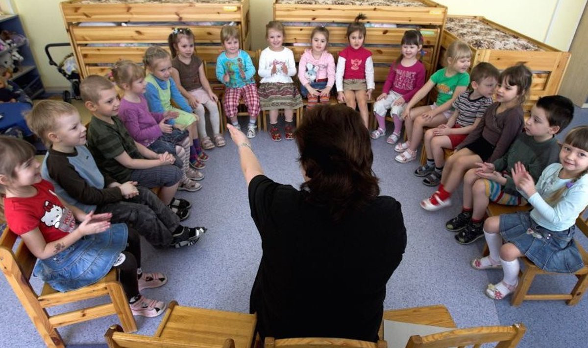 Lisakärped viivad õpetajate sõnul lasteaedadest muusikatunnid. Laulutund Tallinna Rukkilille lasteaias.