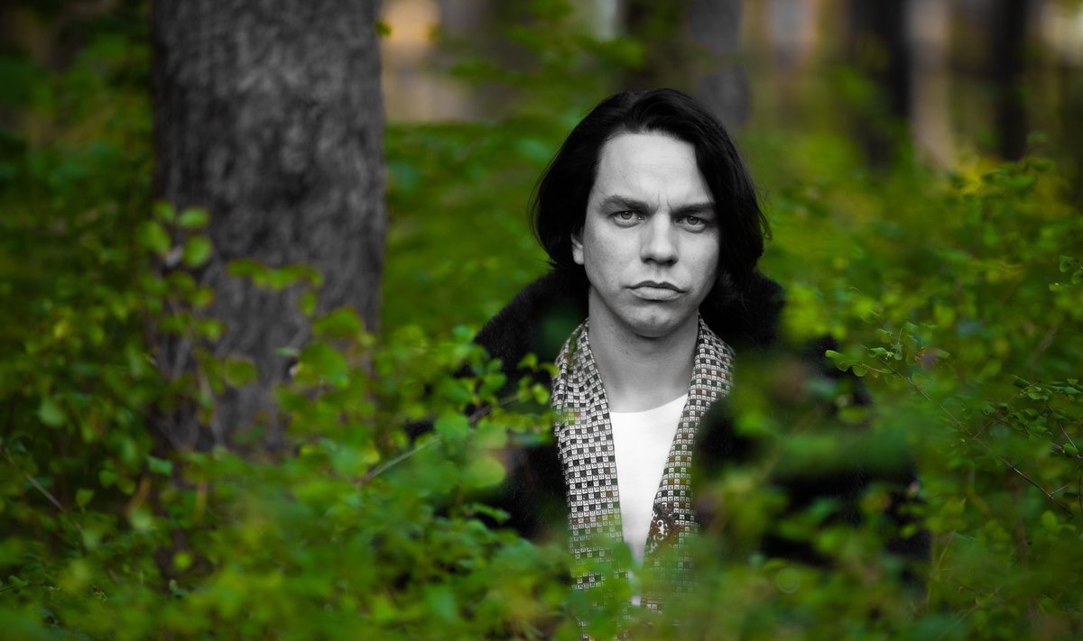 „Ma kardan keskpärasust. Pigem siis juba täie valuga põruda. Kardan seda, kui ma kardan. Tunnen end ebakindlalt ja muutun ohtlikuks nii endale kui lavastusele,” iseloomustab Jörgen end laval.