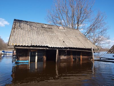 Karuskose suitsusaun. Sinine joon märgib eelmise aasta kõrgeimat veesesiu.