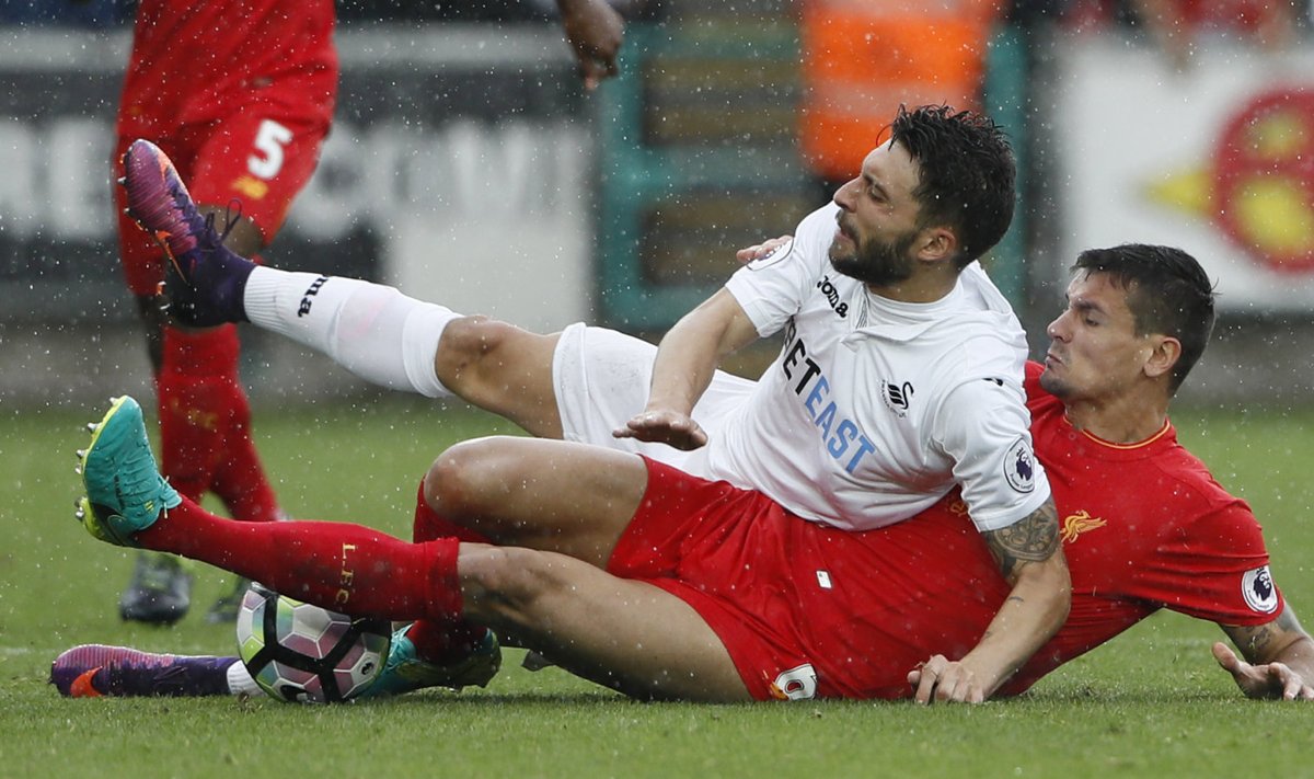 Dejan Lovren (punases) võitlemas Swansea mängija Borja Gonzaleziga.