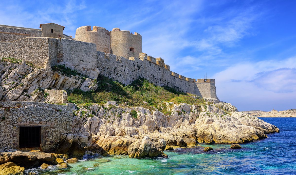 ILUS VANGLA: 20minutise laevasõidu kaugusel Marseille'i kesklinnast ühel pisikesel saarekesel asub kindluse ülesannet täitnud Château d’If. Sealsetes kivist kambrites viibisid kriminaalid, riigi vaenlased ja usulistel põhjustel vangis istunud.