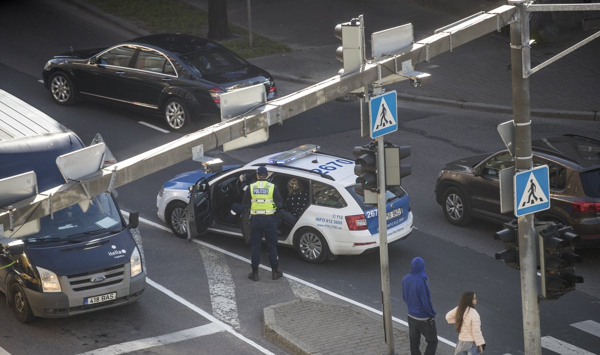 Liiklusõnnetus jalakäijaga Pronksi ja Narva mnt ristmikul