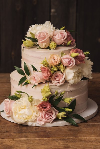 Ühtse pulmastiili tagamiseks tuleb Meelikal kaunistada tortegi.