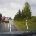 VIDEO | Ohtlik olukord väikemaanteel. Kiirabisõidukijuht võttis veoautost möödudes riske