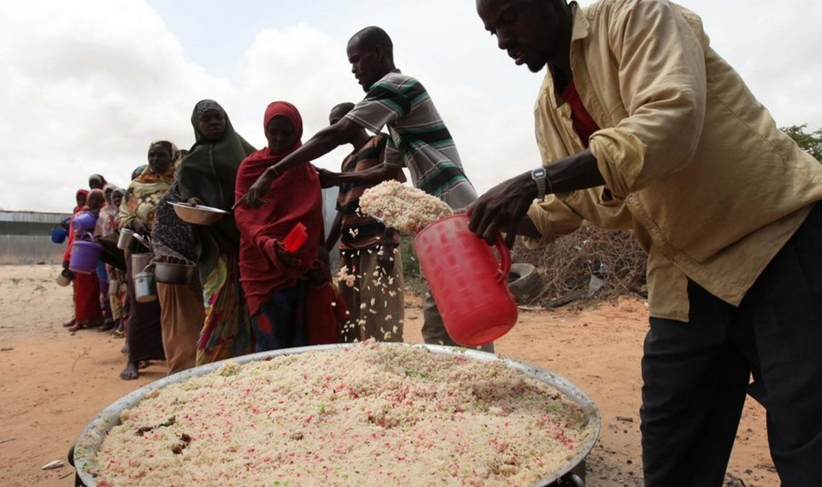 Märkimisväärne osa Maa kodanikest elab näljas. Pildil somaallased toiduabi järjekorras