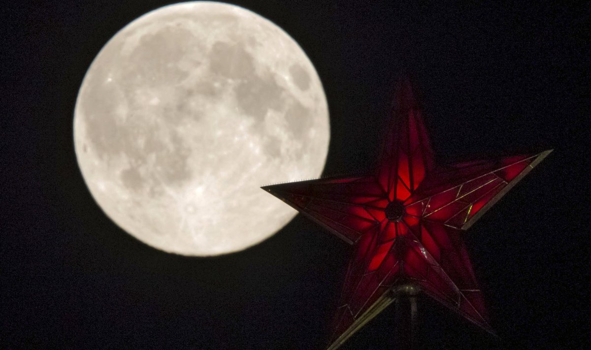 Kuu Moskva kohal.