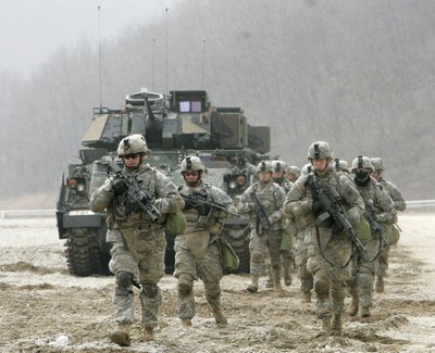 Солдаты армии США на фоне БМП M2 Bradley в Южной Корее