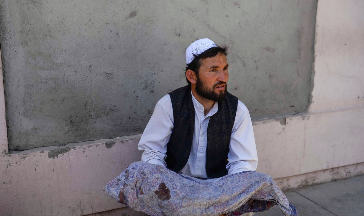 Ühe hukkunu sugulane Herati haigla hoovis.