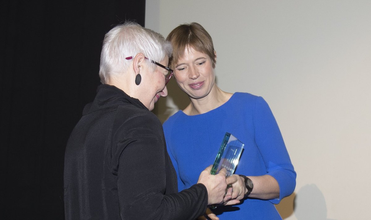 President Kersti Kaljulaid vägivallaennetuse auhindade üleandmisel