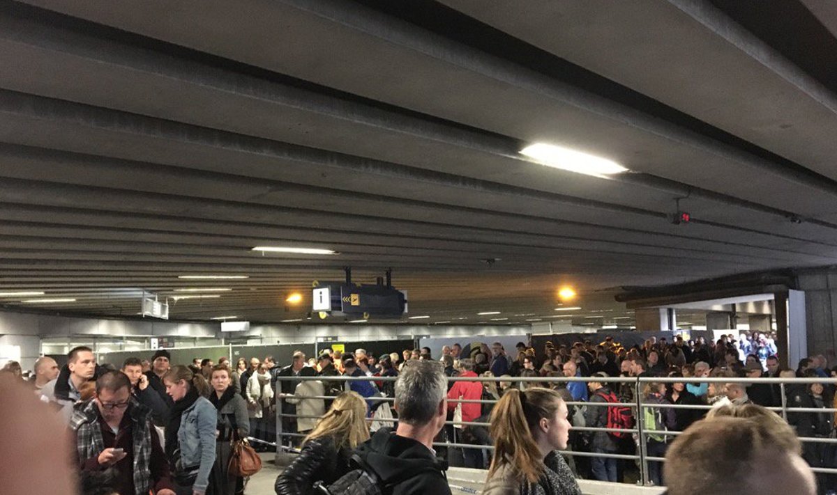 Brüsseli lennujaama turvakontrolli ootavad inimesed