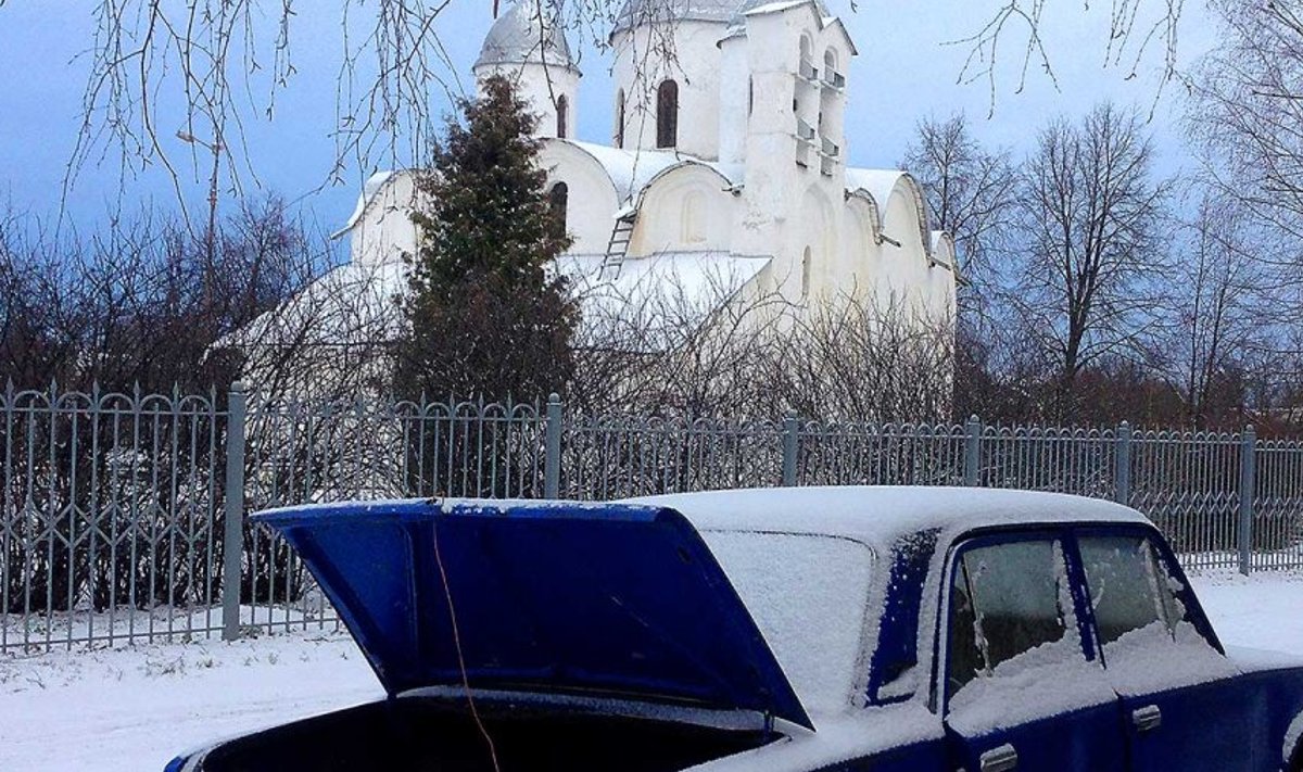 Tänav lõpeb kiriku ja ärikeskusega: Unustatud sinine Žiguli kirikuaia taga.