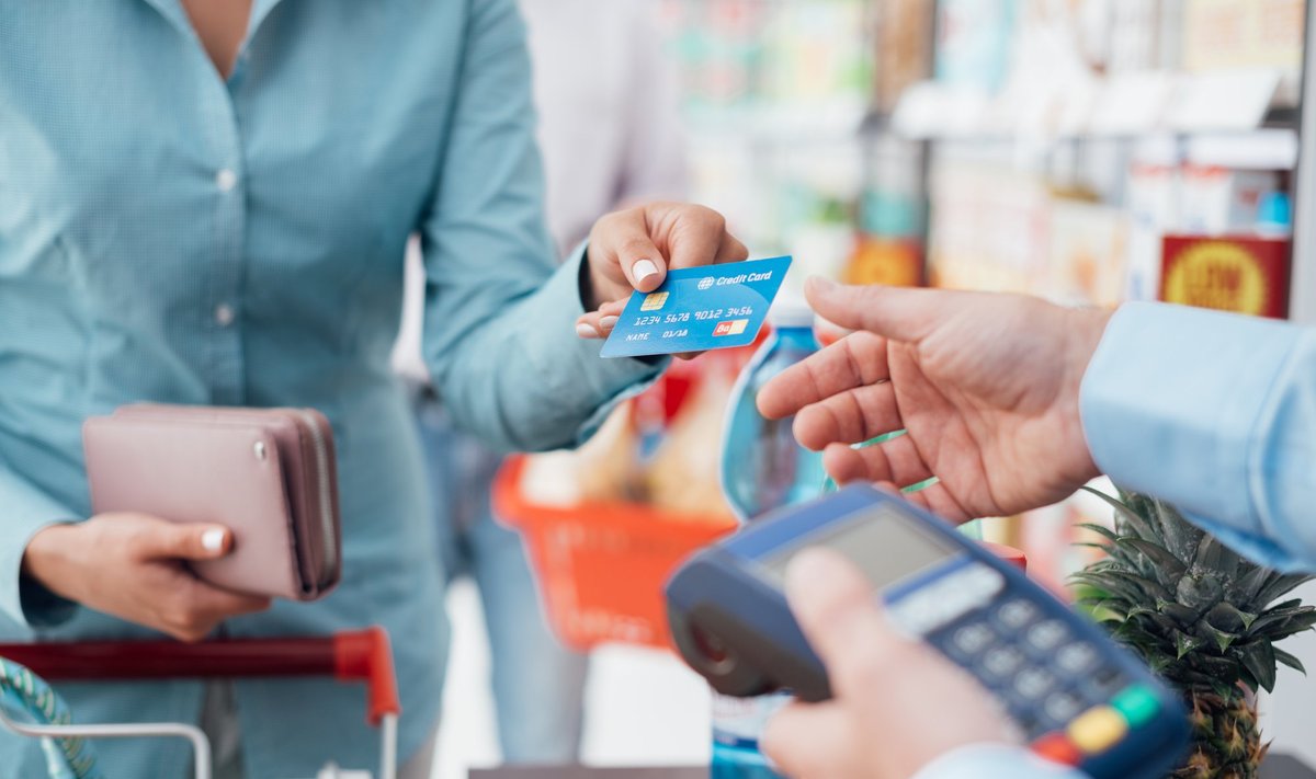 Paljud inimesed peavad ostude eest tasuma krediitkaardiga, st tulevase sissetuleku arvel.