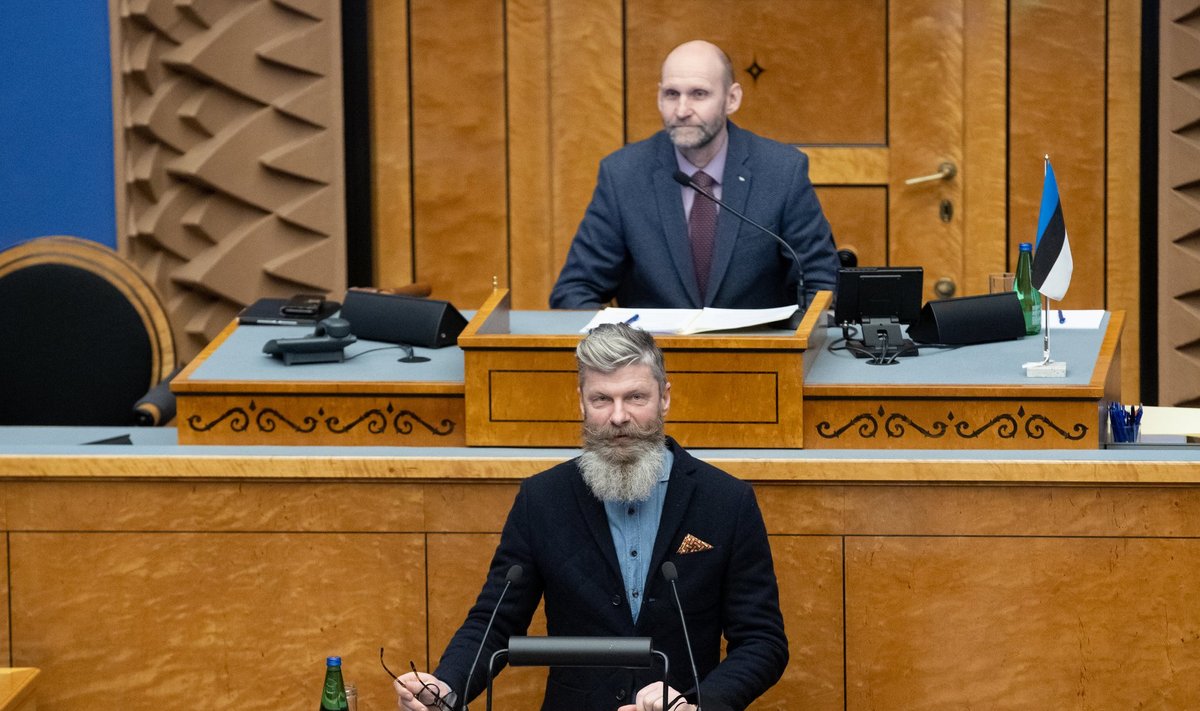 Hiiumaa volikogu esimees Aivar Viidik täidab aasta algusest ka riigikogulase kohustusi, kus ta asendab kaitseministriks saanud Kalle Laanetit. 
