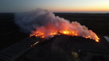 FOTOD | Eile õhtul süttis Ida-Virumaal Uikala prügila. Põleng levis hektarisuurusele alale