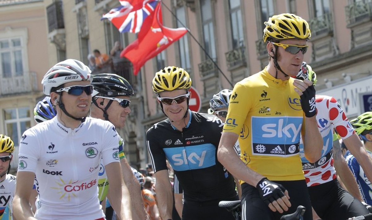 Taaramäe 8. etapi stardis Mark Cavendishi (mustas) ja Bradley Wigginsi (kollases) kõrval.