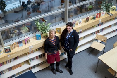 Väldetega pead ei vaeva: Koidu Oja (vasakul) ja Mari-Liis Hendrikson õpetavad Soomes eesti keelest ja kultuurist kõige olulisemat, kõige põhilisemat.