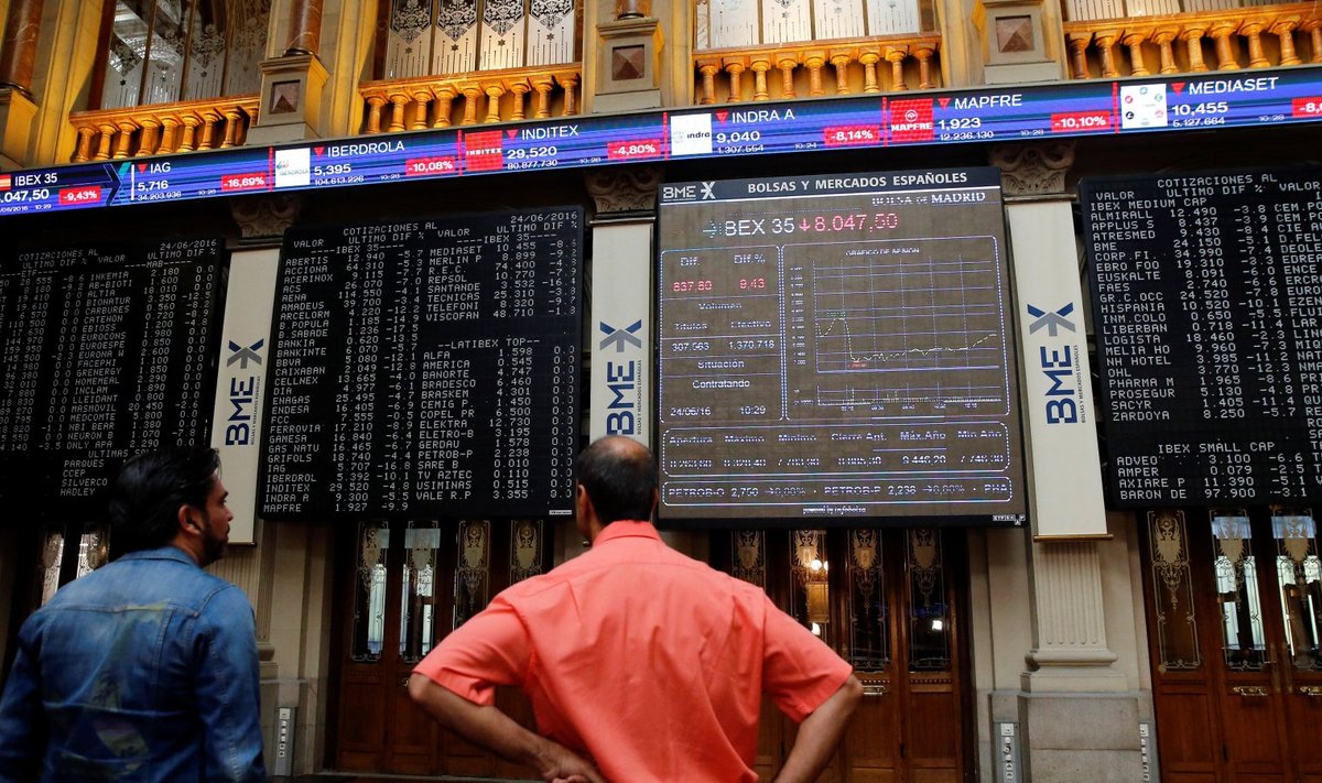 Madriidi börsi aktsiahindu kuvavad ekraanid börsihoone fuajees.
