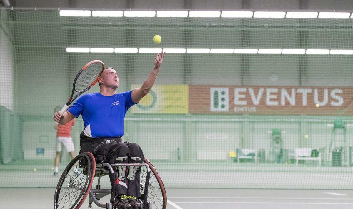 Viljar Villiste harjutab Rocca al Mare tennisekeskuses, kus peetaksed 18.-19. novembril ratastoolitennise Eesti meistrivõistlused.