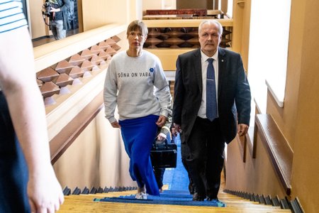 President Kersti Kaljulaid ja riigikogu esimees Henn Põlluaas valitsusliikmete ametisse vannutamise eel