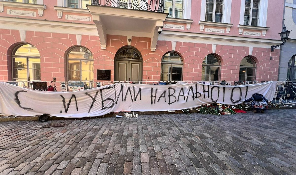 У посольства РФ в Таллинне. 18 февраля