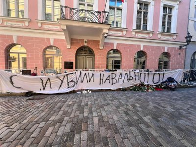 У посольства РФ в Таллинне. В реальности две буквы первого слова на месте.