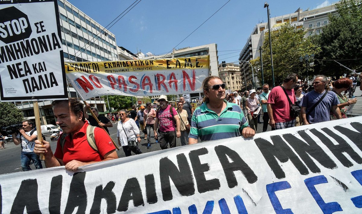 Eile algas Ateenas avaliku sektori töötajate 24-tunnine kasinusmeetmete vastane streik. Kui Kreeka parlament valmistus arutama Euroopa nõutud seadusemuudatusi, saabus IMF-i soovitus Kreeka võlg korstnasse kirjutada.