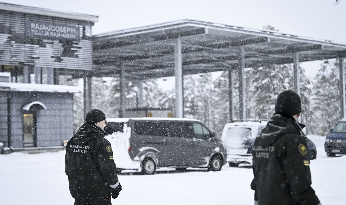 Финские пограничники на единственном открытом КПП на восточной границе