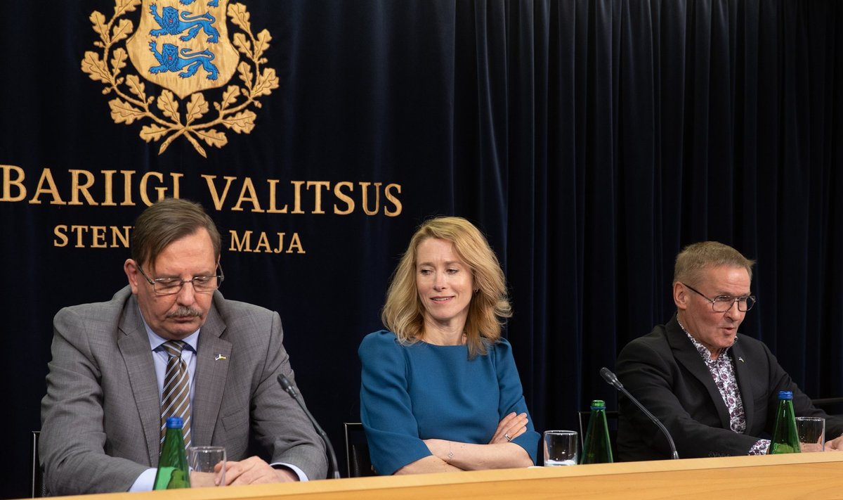 Kaja Kallas keskerakondlastest ministrite Taavi Aasa ja Jaak Aabiga valitsuse pressikonverentsil.