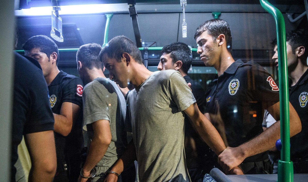 Väidetavalt riigipöördekatses osalemise eest vahistatud sõdurid väljuvad bussist, millega nad İstanbulis kohtumajja sõidutati. 