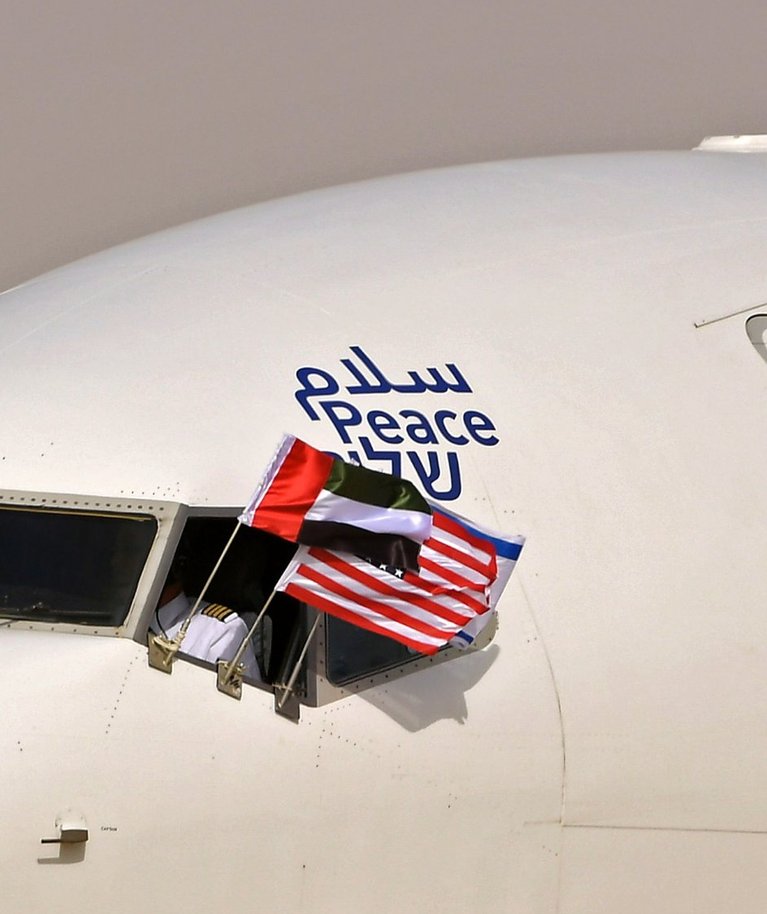 SUHTED NORMAALSEKS: 31. augustil sooritati Iisraelist Araabia Ühendemiraatidesse ajaloo esimene kommertselend. Abu Dhabi lennujaamas maandunud lennuki aknast lehvitab piloot Araabia Ühendemiraatide, Iisraeli ja USA lippe.