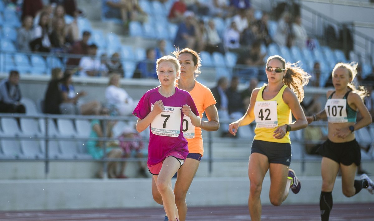 Luna-Aleksandra Lagoda (№7) püsis Eesti meistrivõistlustel tükk aega medalipositsioonil
