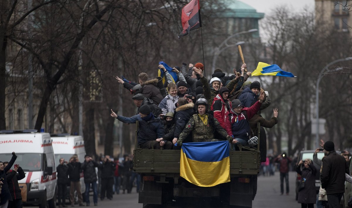 Kiievlased tähistamas Janukovõtši kukutamist