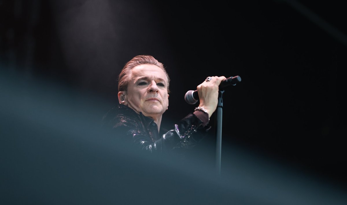 Jutlustav muusikastaar tõukab eemale. Depeche Mode tegutses oma laulusõnade järgi ja jutuvestmist laval ei harrastanud. 