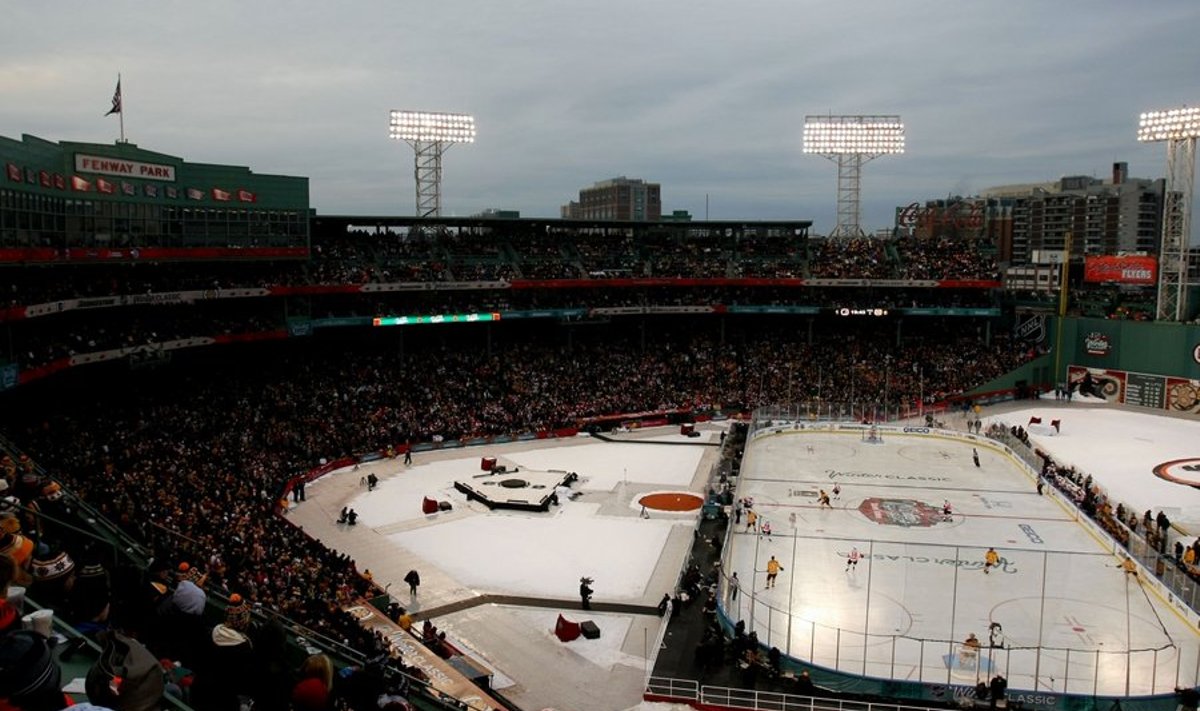 BOSTON - JANUARY 01: A general view of the rink is seen during the game between the Philadelphia Flyers and the Boston Bruins during the 2010 Bridgestone Winter Classic at Fenway Park on January 1, 2010 in Boston, Massachusetts.   Elsa/Getty Images/AFP