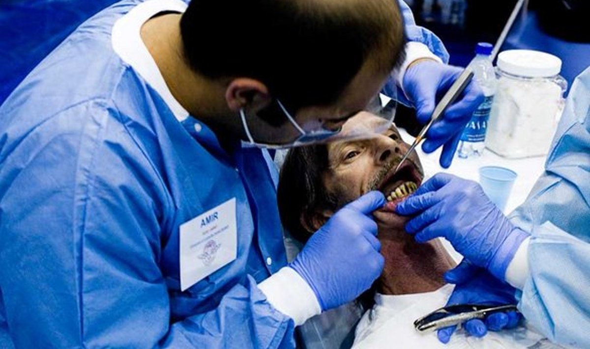 VALU LÕPP: Louiseville’ist pärit hambaarstitudeng Amir valmistub eemaldama mädanenud hammast. Kohe on see läinud. Tasuta ja igaveseks.